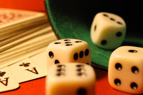 Jugando cubos y cartas —  Fotos de Stock