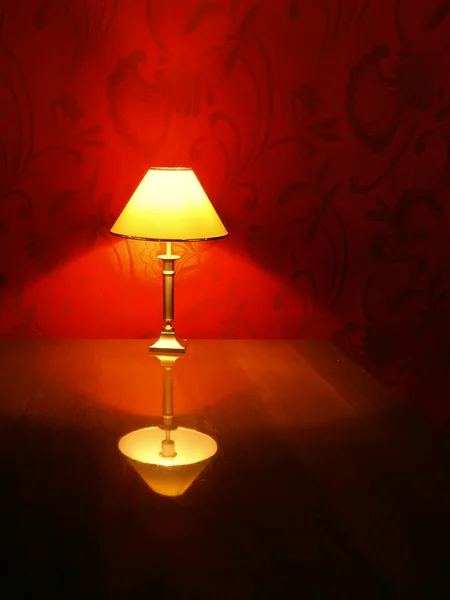 真ちゅう製のテーブル ランプ — ストック写真