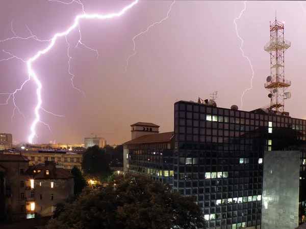 Bliksem over telecommunicatie toren — Stockfoto