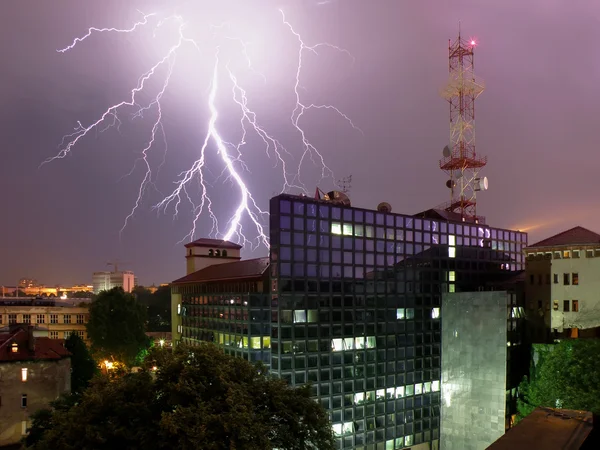 Blitz und Bürogebäude — Stockfoto