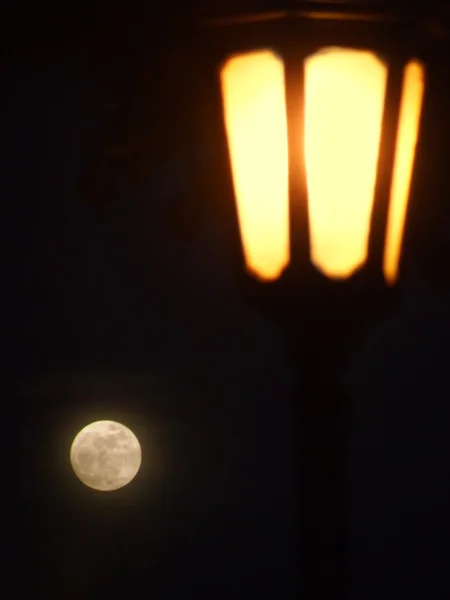 Вулична лампа і повний місяць — стокове фото
