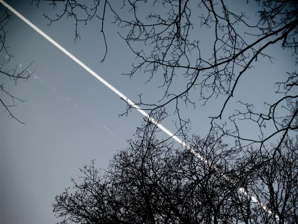 Vapor rastro en el cielo —  Fotos de Stock