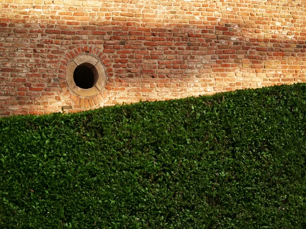 Okrągłe okno na mur z cegły — Zdjęcie stockowe