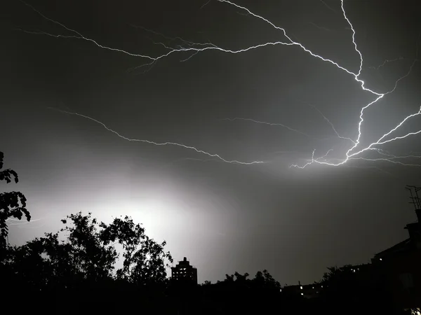 Stedelijke thunder storm — Stockfoto