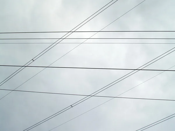 Kable criscrossing niebo — Zdjęcie stockowe