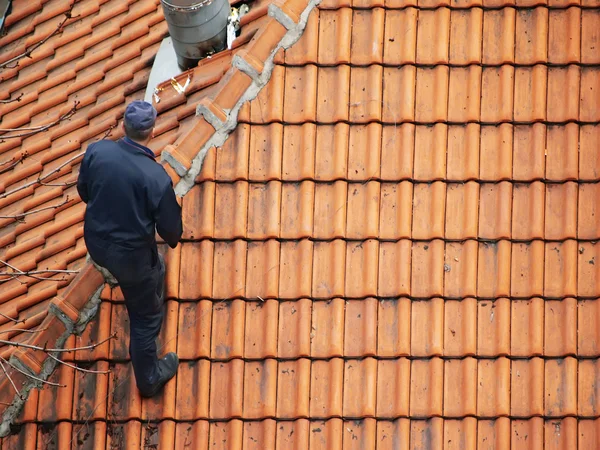 Roofer doing repair — Stock Photo, Image