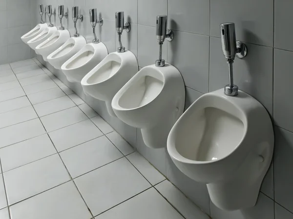 Reihe von Urinalen — Stockfoto
