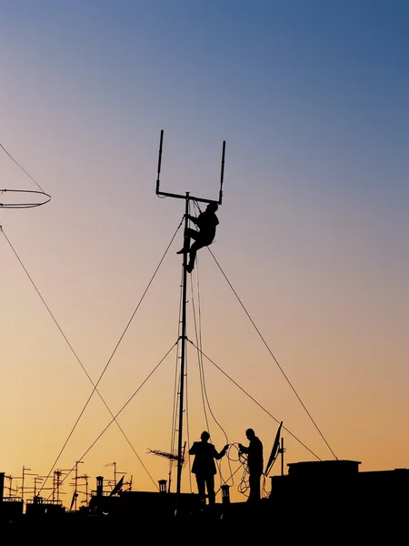 Trabajadores reparando antena —  Fotos de Stock