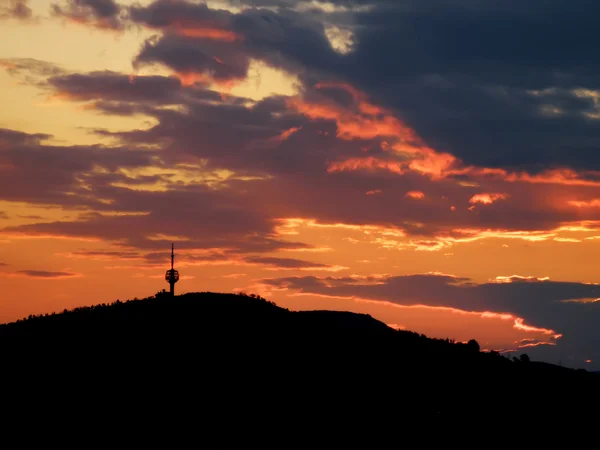 Montanha superior com torre de comunicação — Fotografia de Stock