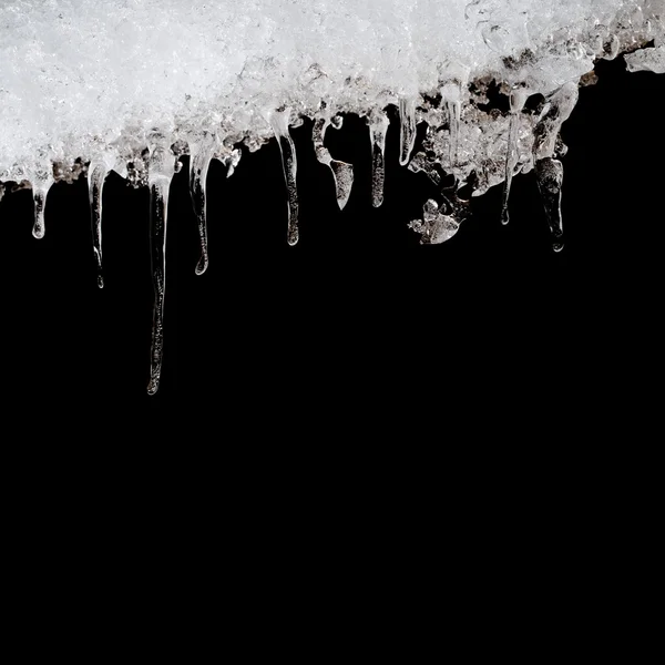 Gelo pendurado no telhado — Fotografia de Stock
