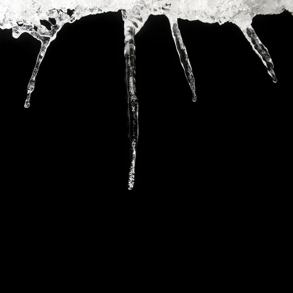 屋根から広角氷柱 — ストック写真