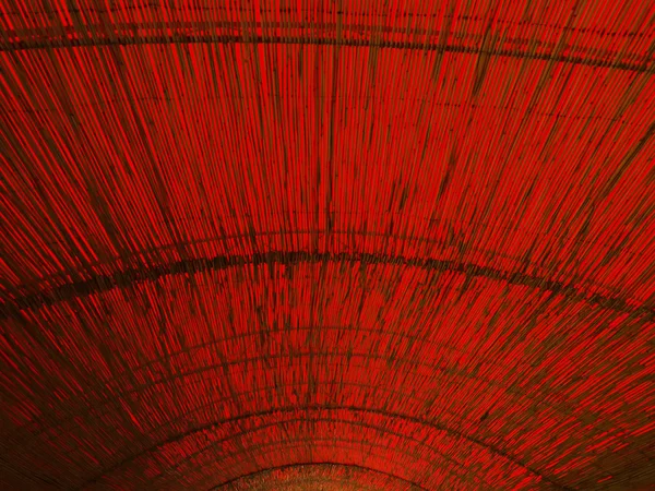 Bambusrohrdach mit roter Folie abgedeckt — Stockfoto