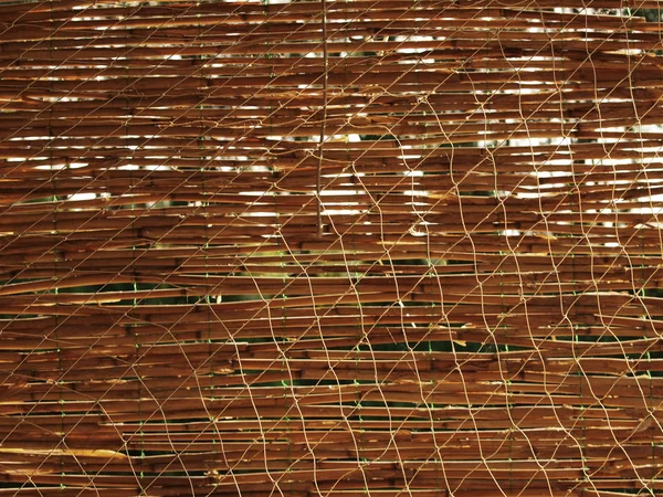 Бамбук и старая рыболовная сеть — стоковое фото