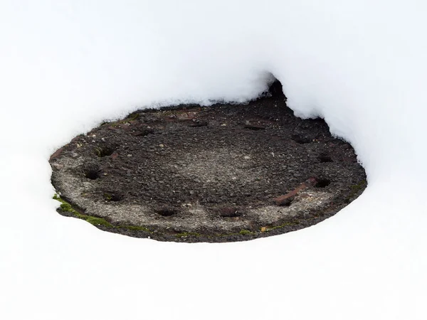 Manhole cover visible in deep snow — Stock Photo, Image