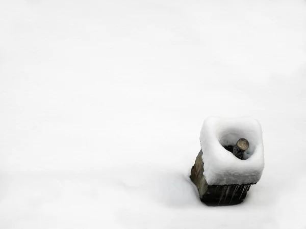 Chimenea en el techo bajo la nieve pesada —  Fotos de Stock