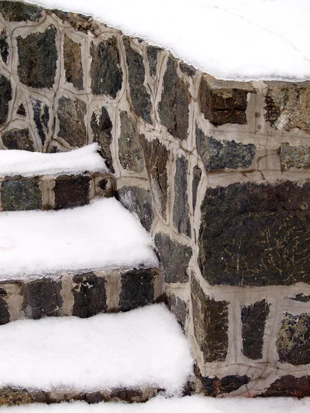 Kamienne schody pokryte śniegiem — Zdjęcie stockowe
