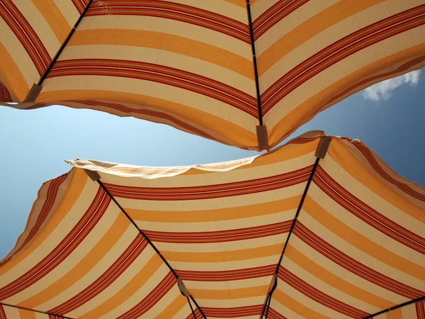 Два зонта прямо над головой — стоковое фото