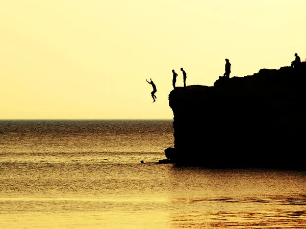 Springen van een rots bij zonsondergang — Stockfoto
