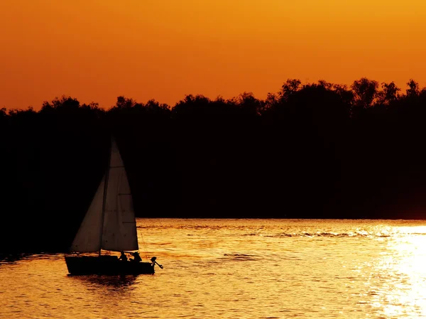 Zeilboot op de rivier bij zonsondergang — Stockfoto