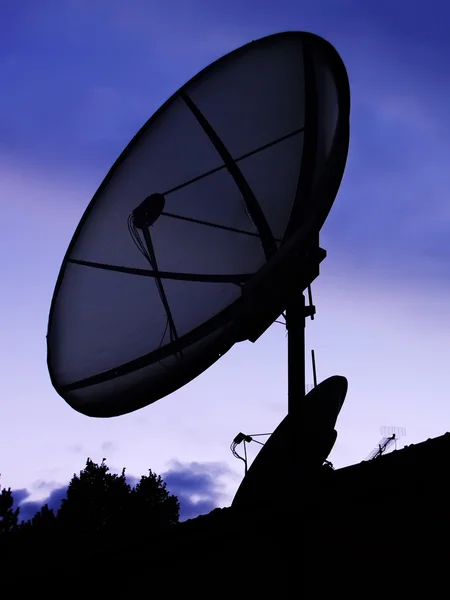 Antenna parabola satellitare al tramonto — Foto Stock