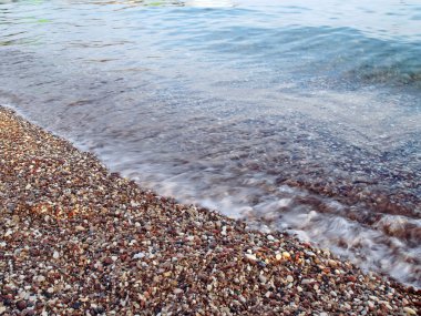 çakıl plajı üzerinde bulanık dalga hareket