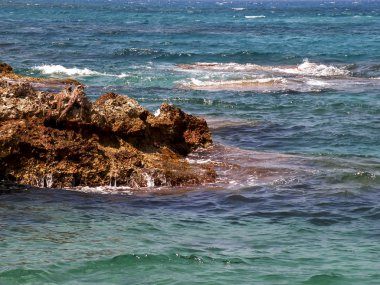 dalgalar deniz ve kaya