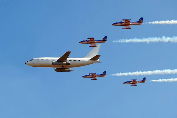 Avião comercial e quatro jatos — Fotografia de Stock
