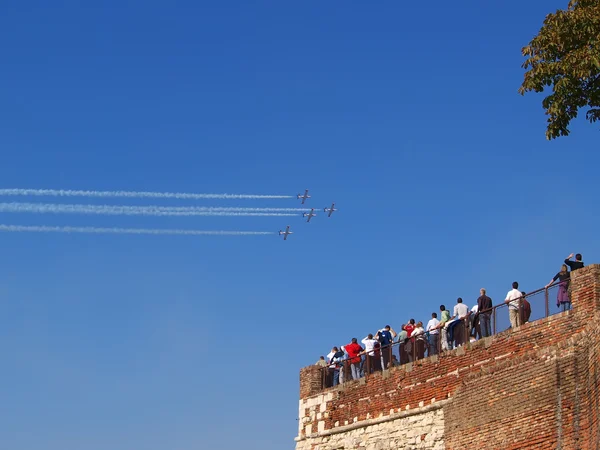 Crowd watching air show performance — Stock Photo, Image
