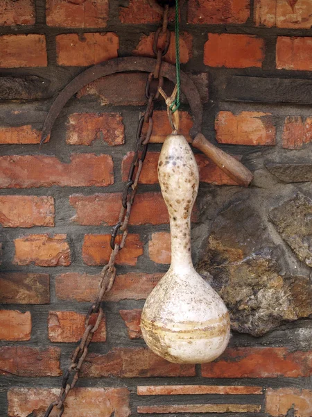 Стена с серповидной цепью и сухой тыквой — стоковое фото