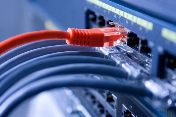 Informationstechnologie Computernetzwerk, Telekommunikations-Ethernet-Kabel mit Internet-Switch verbunden, Rechenzentrumskonzept — Stockfoto