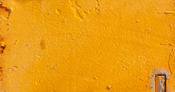 Oude metalen oppervlak geschilderd geel — Stockfoto