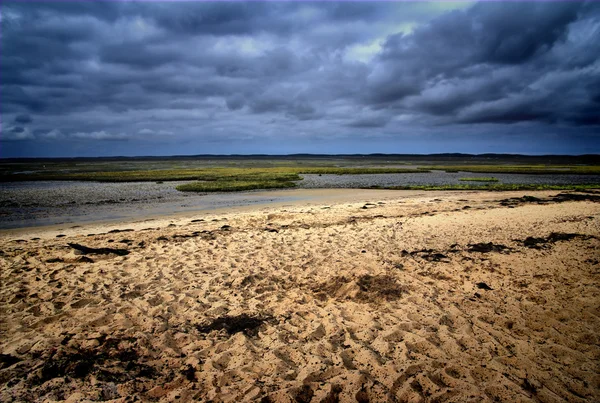 Burza w opuszczonej plaży — Zdjęcie stockowe