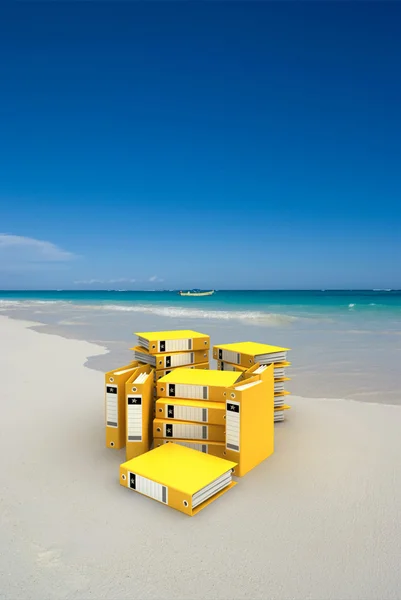 Carpetas amarillas en la playa — Foto de Stock
