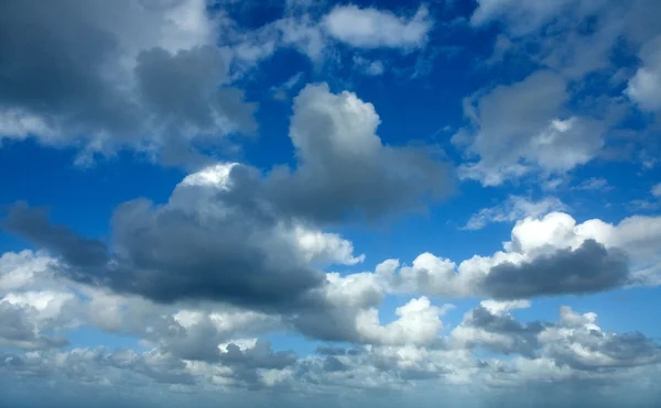 Blaue Wolkenlandschaft — Stockfoto