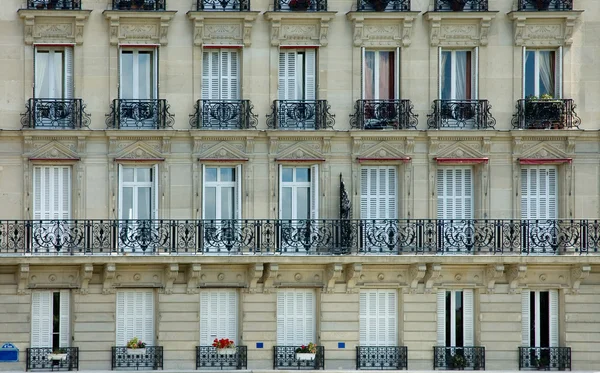 Typiska parisiska fa — Stockfoto