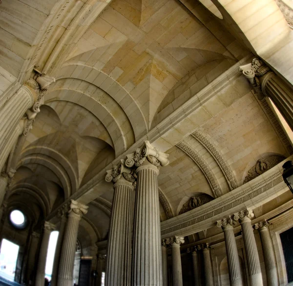 Bóvedas de una galería en el Louvre — Foto de Stock
