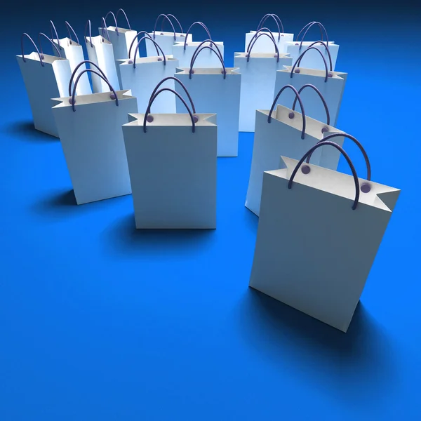 Белые сумки для покупок на синем фоне — стоковое фото