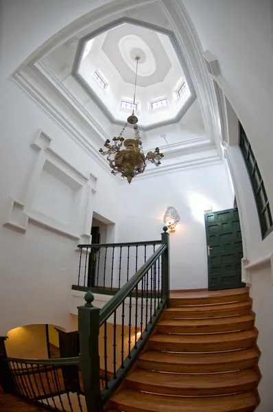 在富丽堂皇的住宅楼梯的顶部 — 图库照片