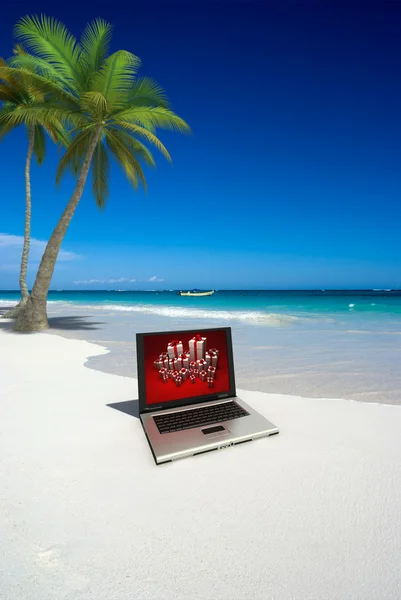 Computer op het strand — Stockfoto
