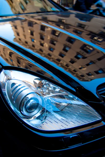 Building reflection on a car — Stock Photo, Image