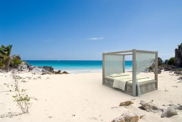 Łóżko z baldachimem na plaży — Zdjęcie stockowe
