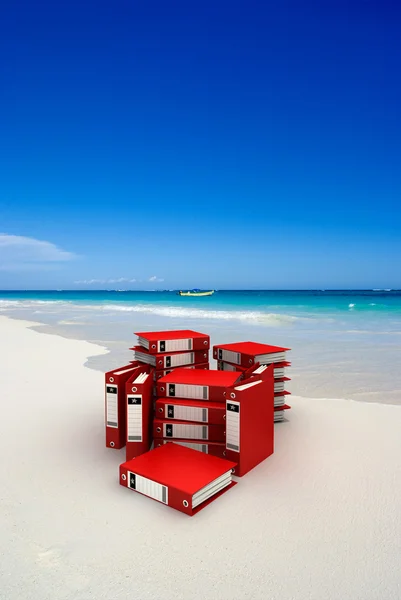 Carpetas rojas en la playa — Foto de Stock