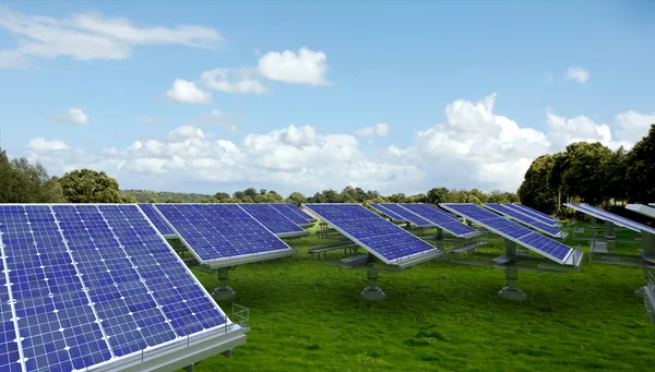 Солнечные батареи на лугу — стоковое фото