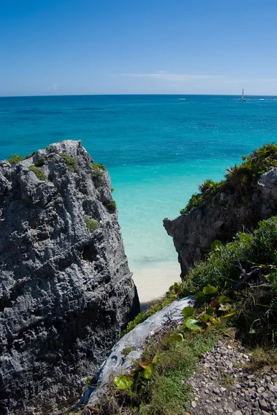 Kayalıklarla plaj tropikal — Stok fotoğraf
