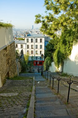 küçük sokak Montmartre aşağı gidiyor