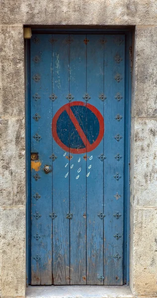 Ancient door with no parking sign — Stock Photo, Image