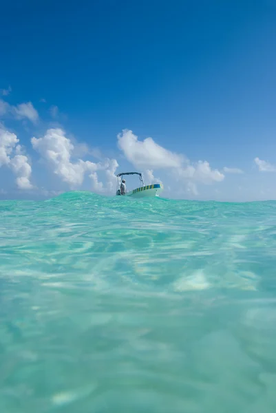 Barco em água transparente — Fotografia de Stock