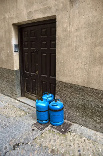 Cilindros de gás butano em uma porta da casa — Fotografia de Stock