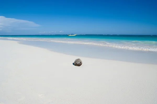 Карибский пляж с лодкой — стоковое фото