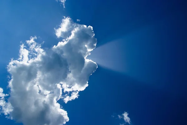 Wolken und Sonnenstrahlen — Stockfoto